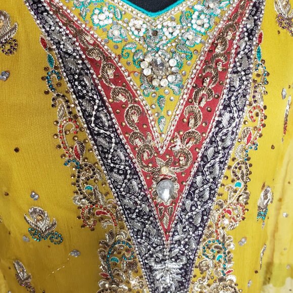 DESI SUIT Large - DRESS - Pakistani Suit - Worn once - Picture 3 of 7